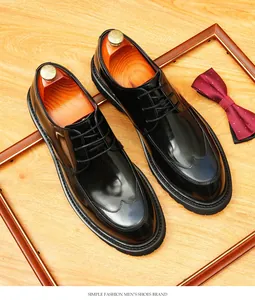 Vista detallada de zapatos de vestir de cuero negro brillante para hombre