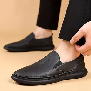 Seitenansicht der schwarzen Herren-Leder-Loafer mit bequemer Softsohle und strukturierter Optik