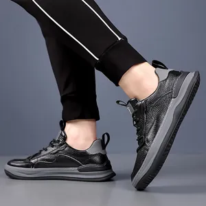Vue détaillée de chaussures décontractées en cuir noir pour hommes avec semelles antidérapantes