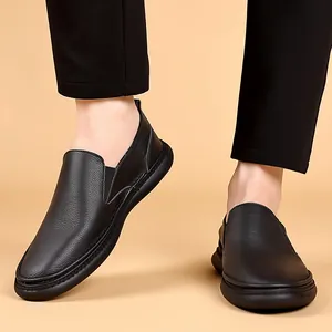 Detaillierte Nahaufnahme schwarzer Leder-Loafer für Herren mit weicher Sohle und Narbung