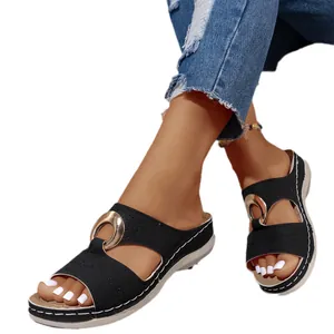 Zwarte sleehaksandalen met uitgesneden ontwerp en decoratieve gouden metalen gesp