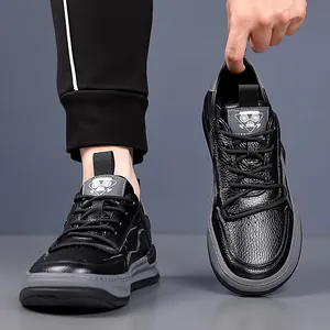 Gros plan sur des chaussures en cuir noir pour hommes avec un logo de robot sur la languette