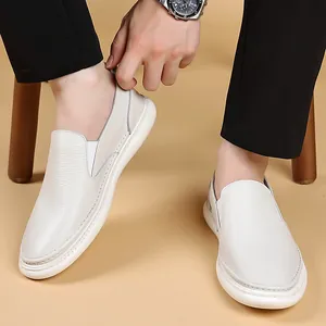 Nahaufnahme der weißen Herren-Slipper aus echtem Leder mit bequemen weichen Sohlen
