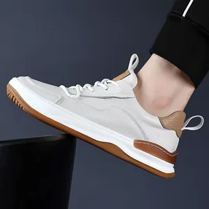 Baskets décontractées en cuir de vachette blanc cassé pour hommes portées au pied