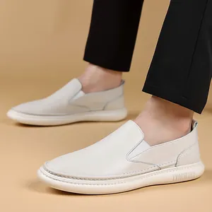 Herren Slipper aus weißem echtem Leder mit einer bequemen und weichen gepolsterten Sohle