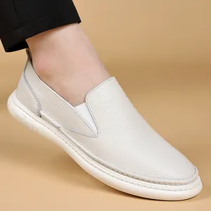Detailansicht der weißen Herren-Slipper aus echtem Leder mit feiner Textur und Passform