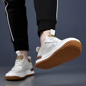 Gros plan sur la texture en cuir de vachette et la semelle gomme antidérapante de ces chaussures