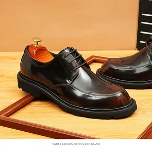 Primer plano detallado de zapatos de cuero marrón oscuro para hombre con acabado pulido
