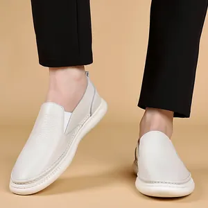Detailansicht der weißen Herren-Slipper aus Rindsleder mit weicher Sohle und modernem Design