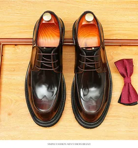Vista superior de zapatos de vestir de cuero para hombre con hormas de madera clásicas
