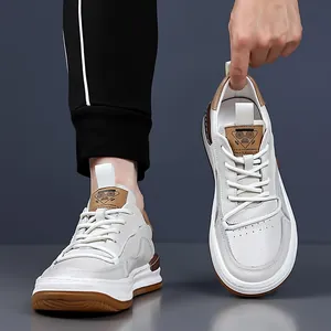 Vue détaillée de baskets décontractées en cuir pour hommes avec semelle en gomme.