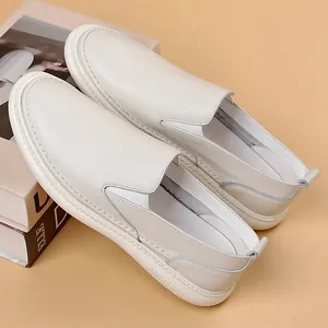 Nahaufnahme von cremeweißen Leder-Slippern mit weichen Sohlen und feinen Nähten