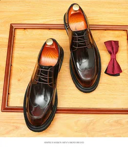 Vista superior de zapatos de vestir de cuero marrón con hormas de madera y pajarita