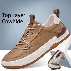 Détail de chaussures pour hommes en cuir de vachette marron montrant la flexibilité de semelle