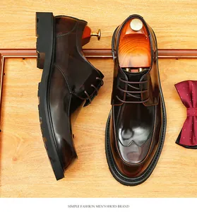 Vista detallada de zapatos de cuero marrón oscuro para hombre con elegantes accesorios de madera