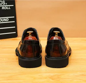 Vista trasera de zapatos de cuero marrón degradado con hormas de madera