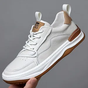 Baskets décontractées en cuir blanc pour hommes avec détails marron et semelle souple