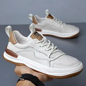 Baskets en cuir véritable blanc cassé pour hommes avec détails marron et semelle souple