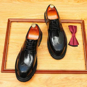 Zapatos formales de cuero negro para hombre con degradado azul y hormas de madera