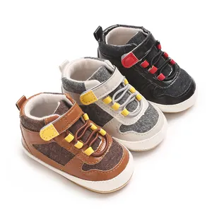 Set von Baby-Lernlaufschuhen mit weicher Sohle in braunen, beige und schwarzen Varianten