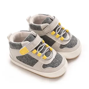 Graue und cremefarbene Baby-Lauflernschuhe mit gelben Akzenten und weichen Sohlen