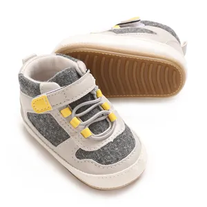 Detailansicht grauer und gelber Babylauflernschuhe mit weichem Stoff und rutschfester Gummisohle