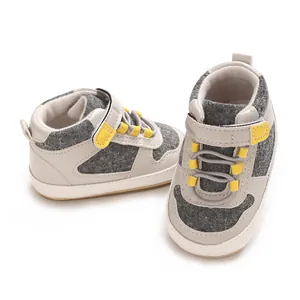 Detailansicht der grauen und gelben Babylaufschuhe mit weicher Sohle und Klettverschluss.