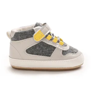 Detailansicht eines weichen Lauflernschuhs für Baby Jungen in Grau und Off-White Farben