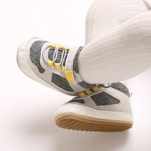 Nahaufnahme der weichen Baby-Lernlaufschuhe mit rutschfester Gummisohle