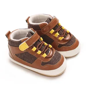 Detailansicht der braun-gelben Lauflernschuhe für Baby Jungen mit weicher Gummisohle