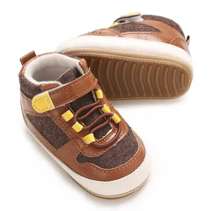 Detailansicht von braunen Baby-Lernlaufschuhen mit weicher Sohle und Akzenten