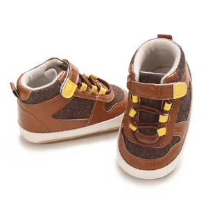 Detailansicht brauner Lauflernschuhe mit weicher Sohle für Baby-Jungen im Alter von 0-1 Jahr