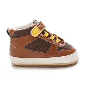 Detailansicht der braun-gelben weichen Baby-Lernlaufschuhe für Jungen im Alter von 0-1 Jahr.