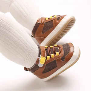 Detailaufnahme von braunen Baby-Lauflernschuhen mit weicher Sohle und gelben Akzenten