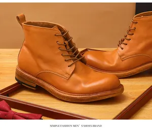 Hochwertige, rahmengenähte Herren-Arbeitsstiefel aus Leder in Hellbraun auf Holz