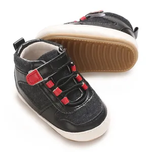 Detailansicht der schwarzen Baby-Lauflernschuhe mit weicher Sohle und roten Akzenten