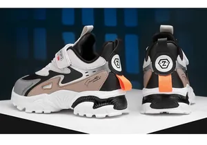 Vue détaillée des baskets de sport pour garçons avec empiècements contrastés élégants