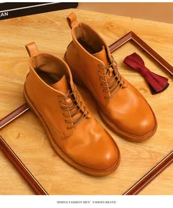 Detailansicht hellbrauner Herren-Lederstiefel mit runder Kappe und klassischer Schnürung.