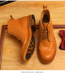 Draufsicht auf hochwertige braune Rindsleder-Martin-Stiefel mit Goodyear-Rahmen