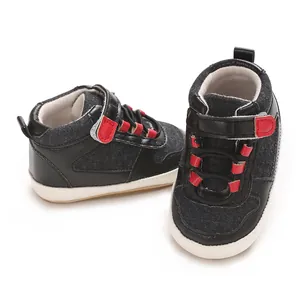 Hochwertige Nahaufnahme von weichen Baby-Turnschuhen mit roten Klettverschlüssen