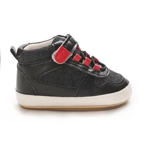 Detaillierte Ansicht von Baby-Lauflernschuhen mit weichen Sohlen und roten Akzenten
