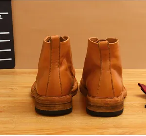 Detailansicht der Rückseite hochwertiger rahmengenähter Arbeitsstiefel aus gelbem Rindsleder