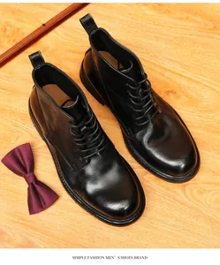 Hochwertige schwarze Herren-Martin-Boots aus Leder in elegantem Lifestyle-Ambiente