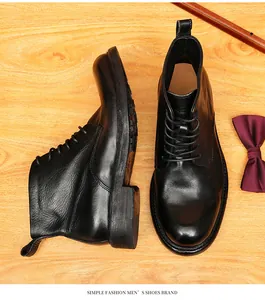 Nahaufnahme von hochwertigen schwarzen Herren-Lederstiefeln mit Goodyear-Welt auf Holz