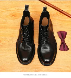 Draufsicht auf klassische schwarze Herrenstiefel aus Leder mit Goodyear-Rahmen