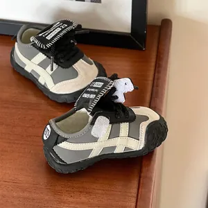 Zapatillas para niños grises y negras con suelas blandas y diseño retro de rayas finas