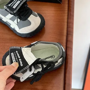 Zapatos de paseo para bebé estilo German Army Trainer en gris y blanco con suela
