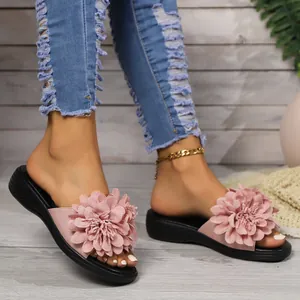Ciabatte rosa da donna con grande fiore 3D decorativo e suola con zeppa nera molto comoda