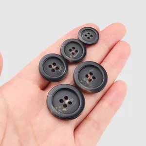 Bottoni in resina marmorizzata di alta qualità in varie dimensioni per decorazioni abiti.