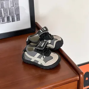 Zapatos de aprendizaje para bebés en gris y blanco con suela blanda y diseño de rayas
